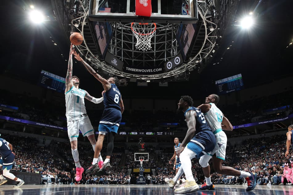 LaMelo Ball, do Charlotte Hornets, avança para a cesta contra o Minnesota Timberwolves no Target Center (Foto: David Sherman/NBAE via Getty Images/AFP)