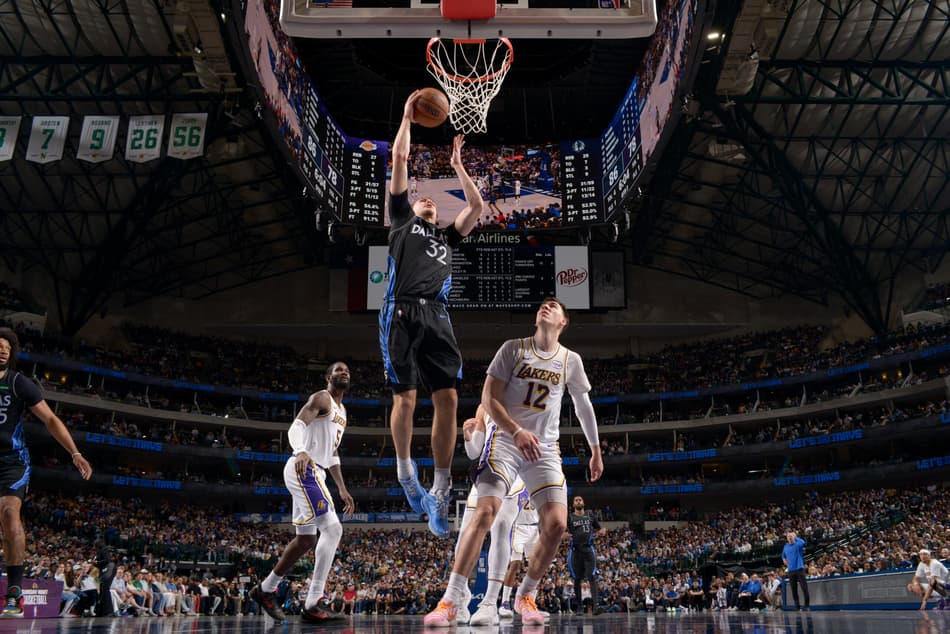 Cooper Flagg, do Dallas Mavericks, enterra contra o Los Angeles Lakers no American Airlines Center (Foto: Glenn James/NBAE via Getty Images/AFP)