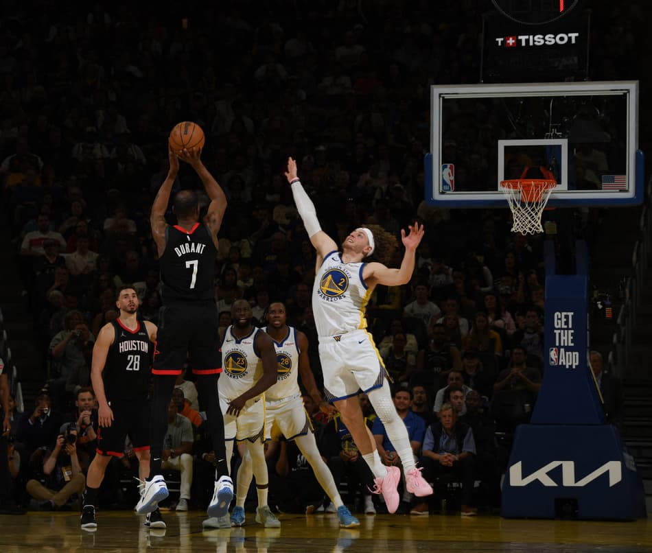 Kevin Durant, do Houston Rockets, arremessa durante jogo no Chase Center (Foto: Noah Graham/NBAE via Getty Images/AFP)