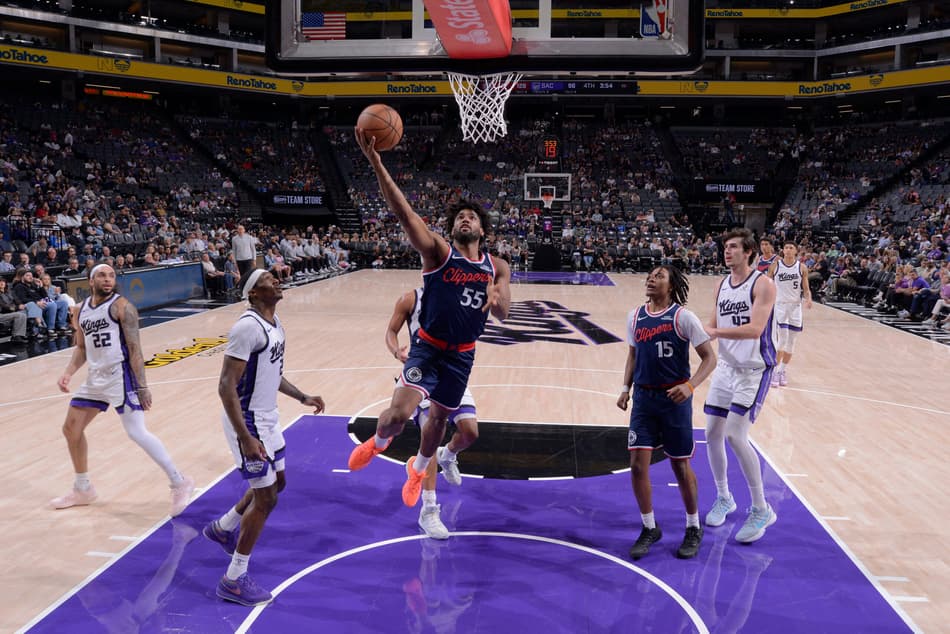 Nochad Omier, do LA Clippers, avança para a cesta contra o Sacramento Kings no Golden 1 Center (Foto: Rocky Widner/NBAE via Getty Images/AFP)
