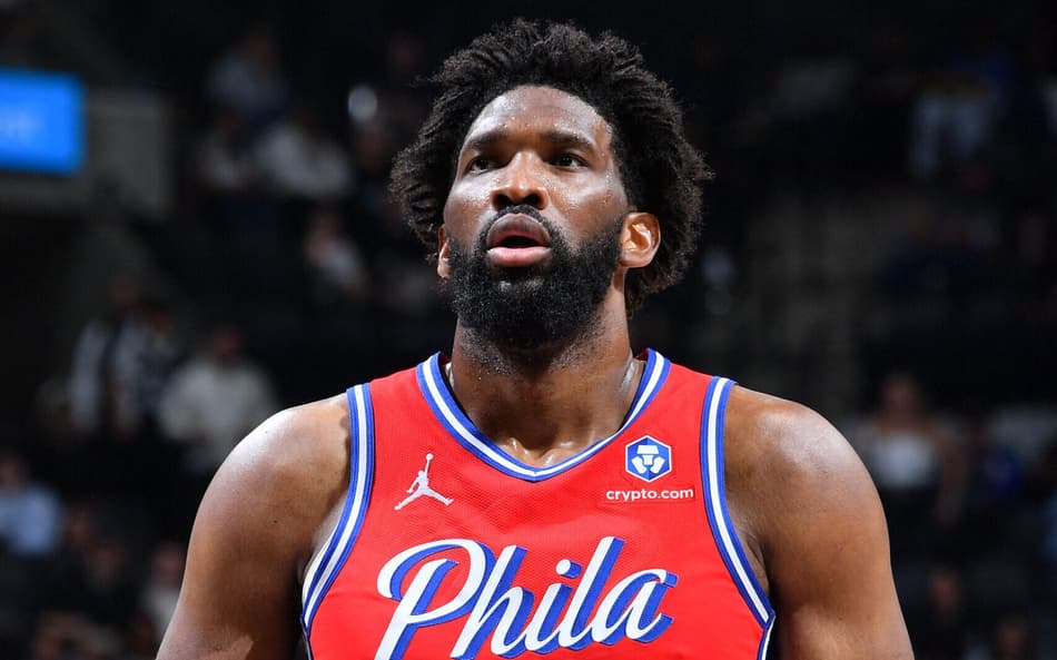 Joel Embiid em ação na NBA 25/26 (Foto: Michael Gonzales/NBA Entertainment/Getty Images)