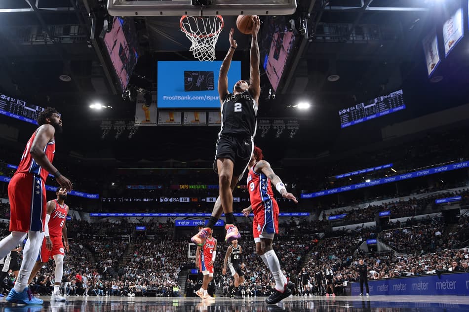 Dylan Harper, do San Antonio Spurs, avança para a cesta contra o Philadelphia 76ers no Frost Bank Center. (Foto: Michael Gonzales/NBAE via Getty Images/AFP)