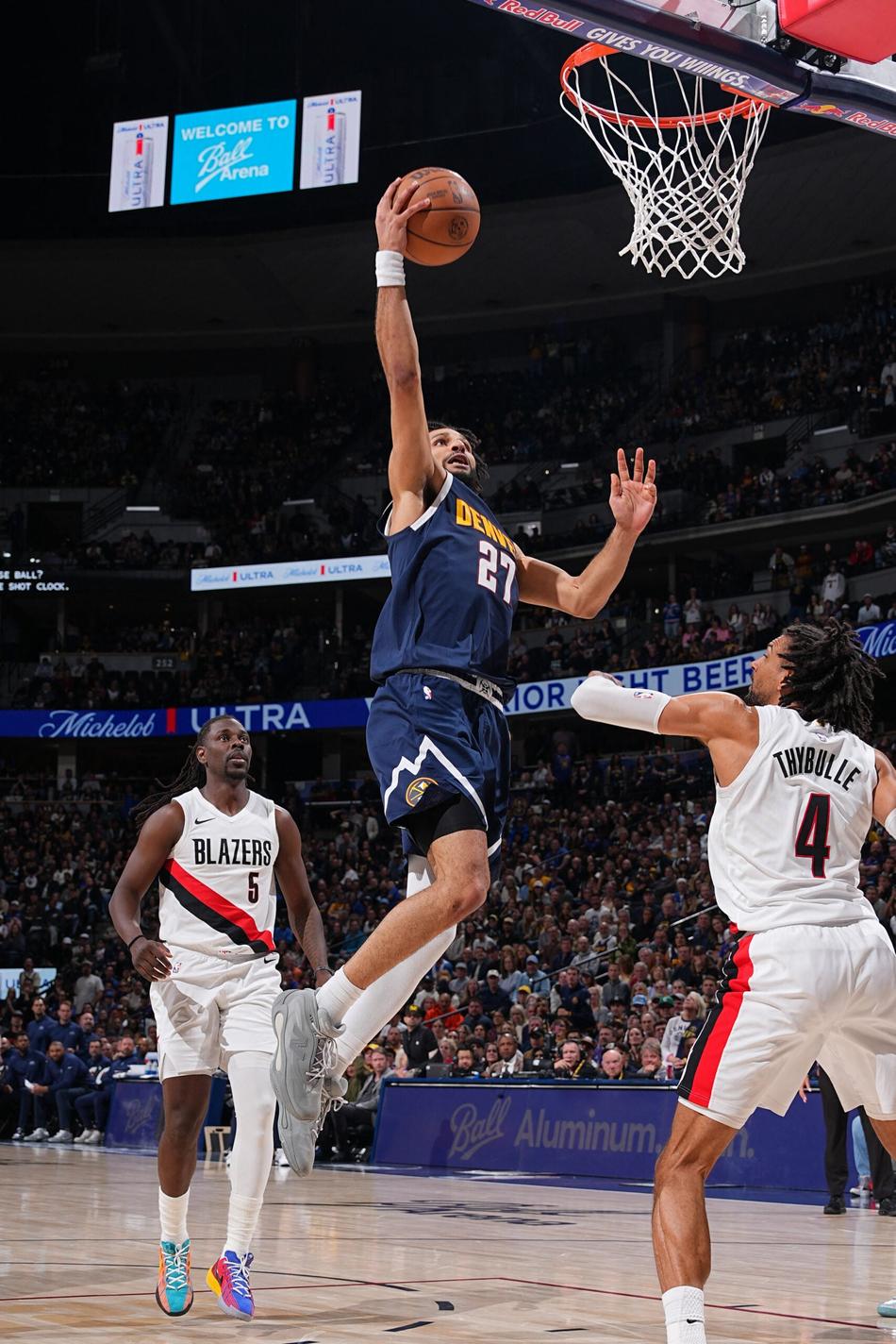 Jamal Murray, do Denver Nuggets, infiltra rumo à cesta durante a partida contra o Portland Trail Blazers, na Ball Arena. (Foto: Bart Young/NBAE via Getty Images/AFP)