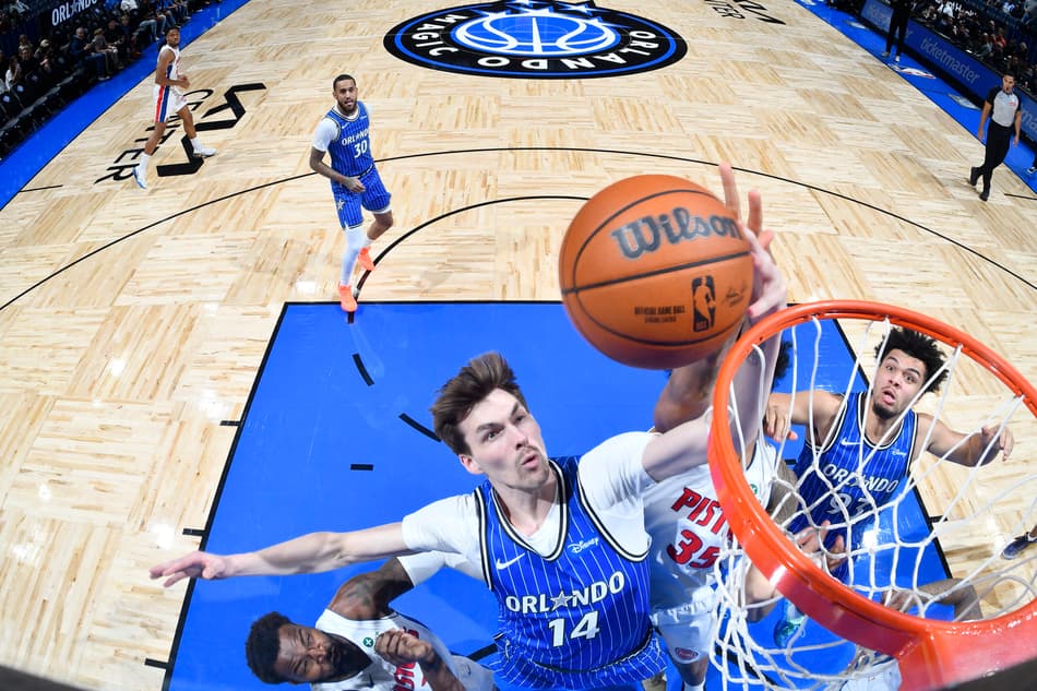 Colin Castleton, do Orlando Magic, pega rebote contra o Detroit Pistons no Kia Center. (Foto: Fernando Medina/NBAE via Getty Images/AFP)