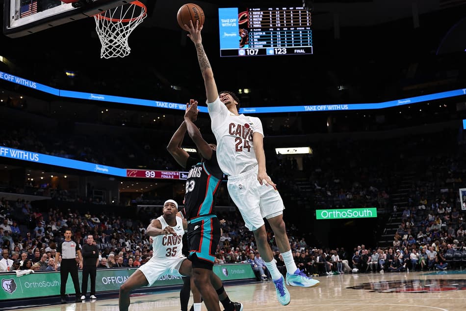 Tyrese Proctor, do Cleveland Cavaliers, parte para a cesta contra Cedric Coward, do Memphis Grizzlies, no FedExForum. (Foto: Justin Ford/Getty Images/AFP)