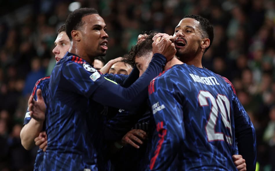 Kai Havertz comemora com seus companheiros de equipe após marcar um gol durante a partida de ida das quartas de final da Champions League entre Sporting CP e Arsenal (Foto: Patricia de Melo Moreira / AFP)