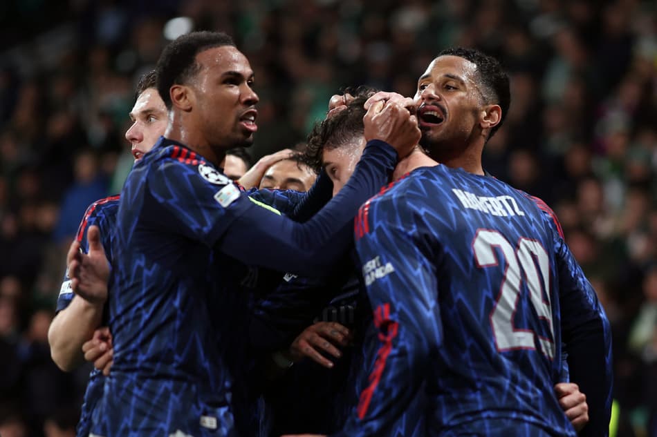 Kai Havertz comemora com seus companheiros de equipe após marcar um gol durante a partida de ida das quartas de final da Champions League entre Sporting CP e Arsenal (Foto: Patricia de Melo Moreira / AFP)