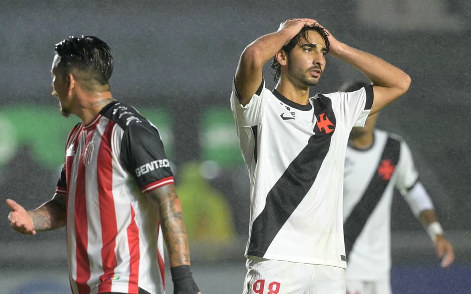 Clubes somam apenas um ponto na estreia (Foto: Juan MABROMATA / AFP)