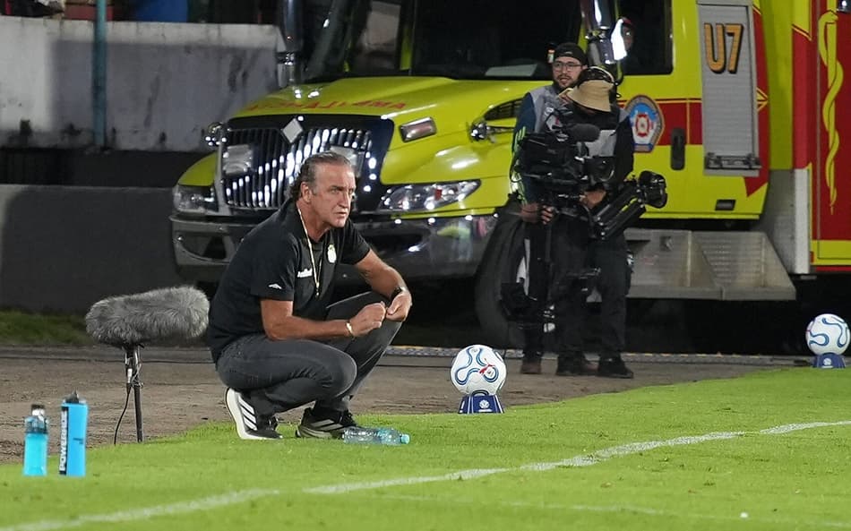 Cuca durante partida entre Santos e Deportivo Cuenca, pela Sul-Americana. (Foto: Fernando Machado/ AFP)