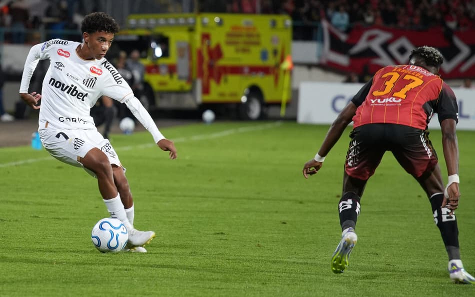 Robinho Jr. entrou no segundo tempo do duelo entre Deportivo Cuenca e Santos. (Foto: Fernando Machado/ AFP)