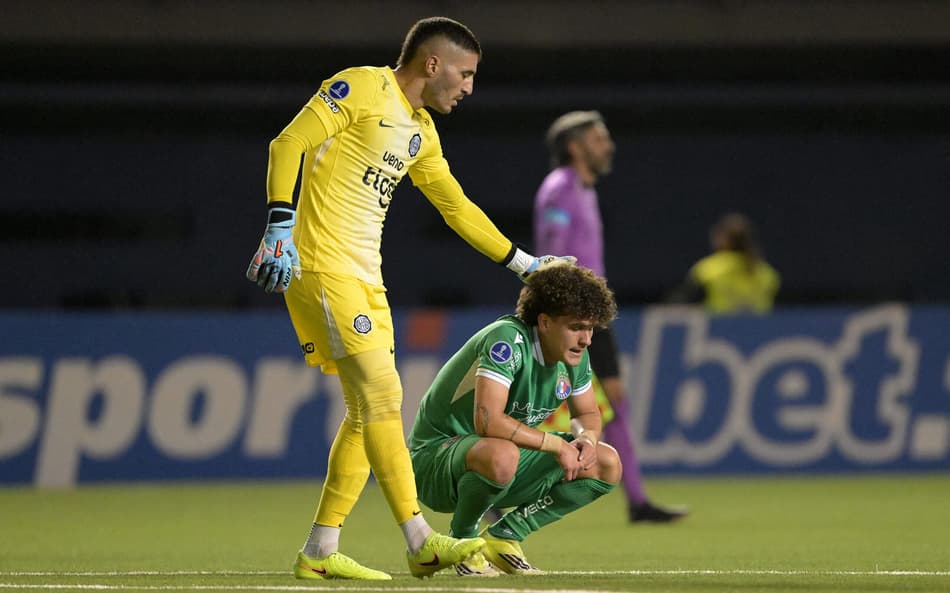 Goleiro do Olimpia, Gaston Olveira, consola  Favian Loyola , do Audax Italiano, após derrota (Foto: Rodrigo Arangua/AFP)