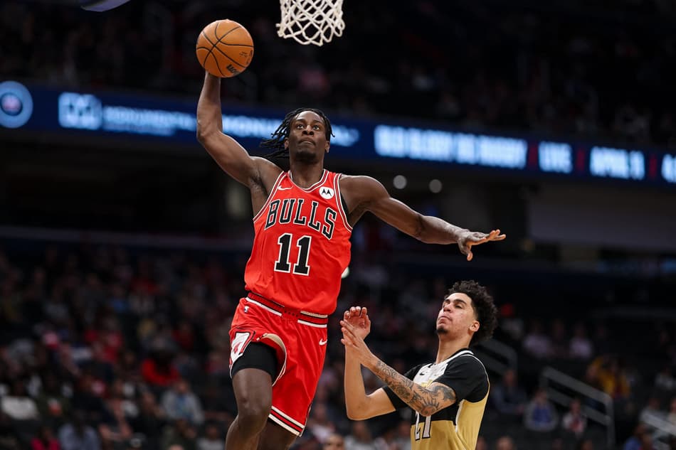 Leonard Miller, do Chicago Bulls, vai à cesta contra Will Riley, do Washington Wizards, no Capital One Arena, em Washington, em 9 de abril de 2026 (Foto: Scott Taetsch/Getty Images/AFP)
