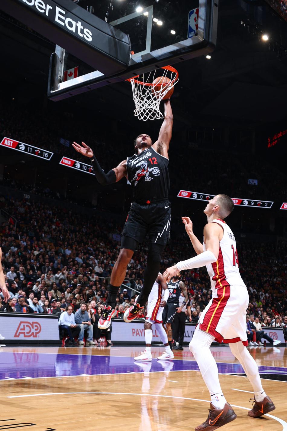 Collin Murray-Boyles, do Toronto Raptors, enterra a bola contra o Miami Heat no Scotiabank Arena, em Toronto, Canadá, em 9 de abril de 2026 (Foto: Vaughn Ridley/NBAE via Getty Images/AFP)