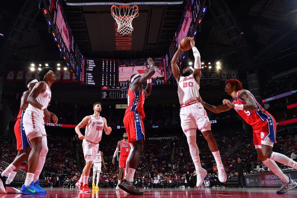 Josh Okogie, do Houston Rockets, infiltra rumo à cesta em jogo contra o Philadelphia 76ers no Toyota Center, em Houston, em 9 de abril de 2026 (Foto: Logan Riely/NBAE via Getty Images/AFP)