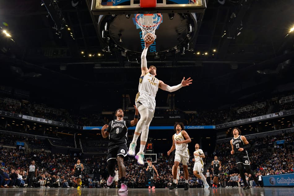 Micah Potter, do Indiana Pacers, enterra a bola contra o Brooklyn Nets no Barclays Center, em Brooklyn, Nova York, em 9 de abril de 2026 (Foto: Jesse D. Garrabrant/NBAE via Getty Images/AFP)