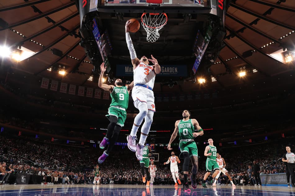 Josh Hart, do New York Knicks, infiltra rumo à cesta contra o Boston Celtics no Madison Square Garden, em Nova York, em 9 de abril de 2026 (Foto: Nathaniel S. Butler/NBAE via Getty Images/AFP)