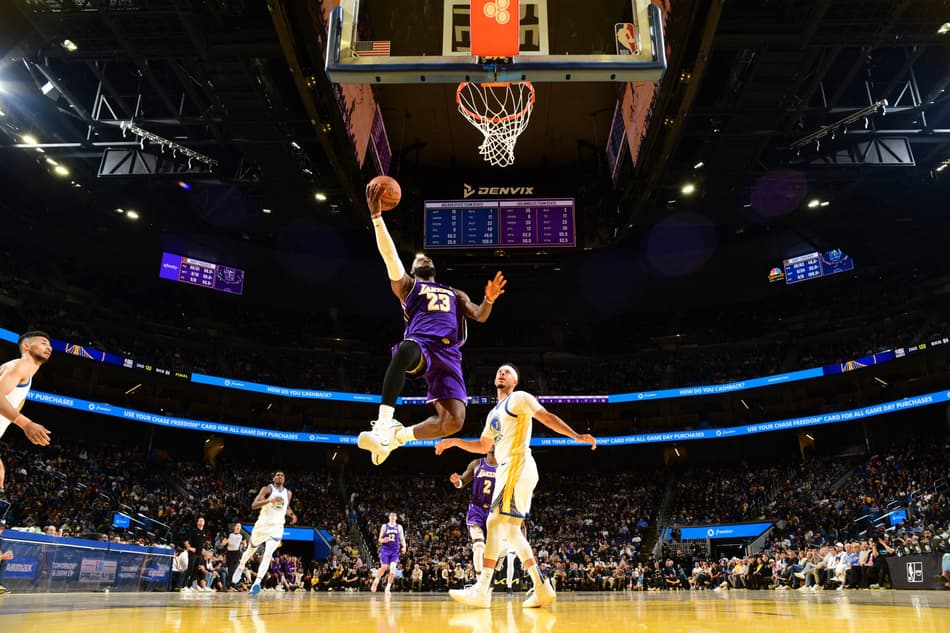 LeBron James, do Los Angeles Lakers, parte para a cesta em jogo contra o Golden State Warriors no Chase Center, em San Francisco, em 9 de abril de 2026 (Foto: Adam Pantozzi/NBAE via Getty Images/AFP)