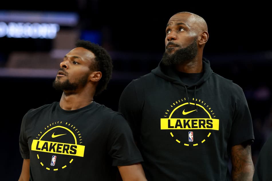 LeBron James, do Los Angeles Lakers, passa pelo filho Bronny antes de jogo contra o Golden State Warriors no Chase Center, em San Francisco, em 9 de abril de 2026 (Foto: Ezra Shaw/Getty Images/AFP)