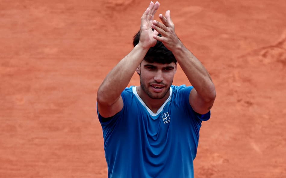 Carlos Alcaraz em ação no Masters 1000 de Monte Carlo (Foto: THIBAUD MORITZ / AFP)