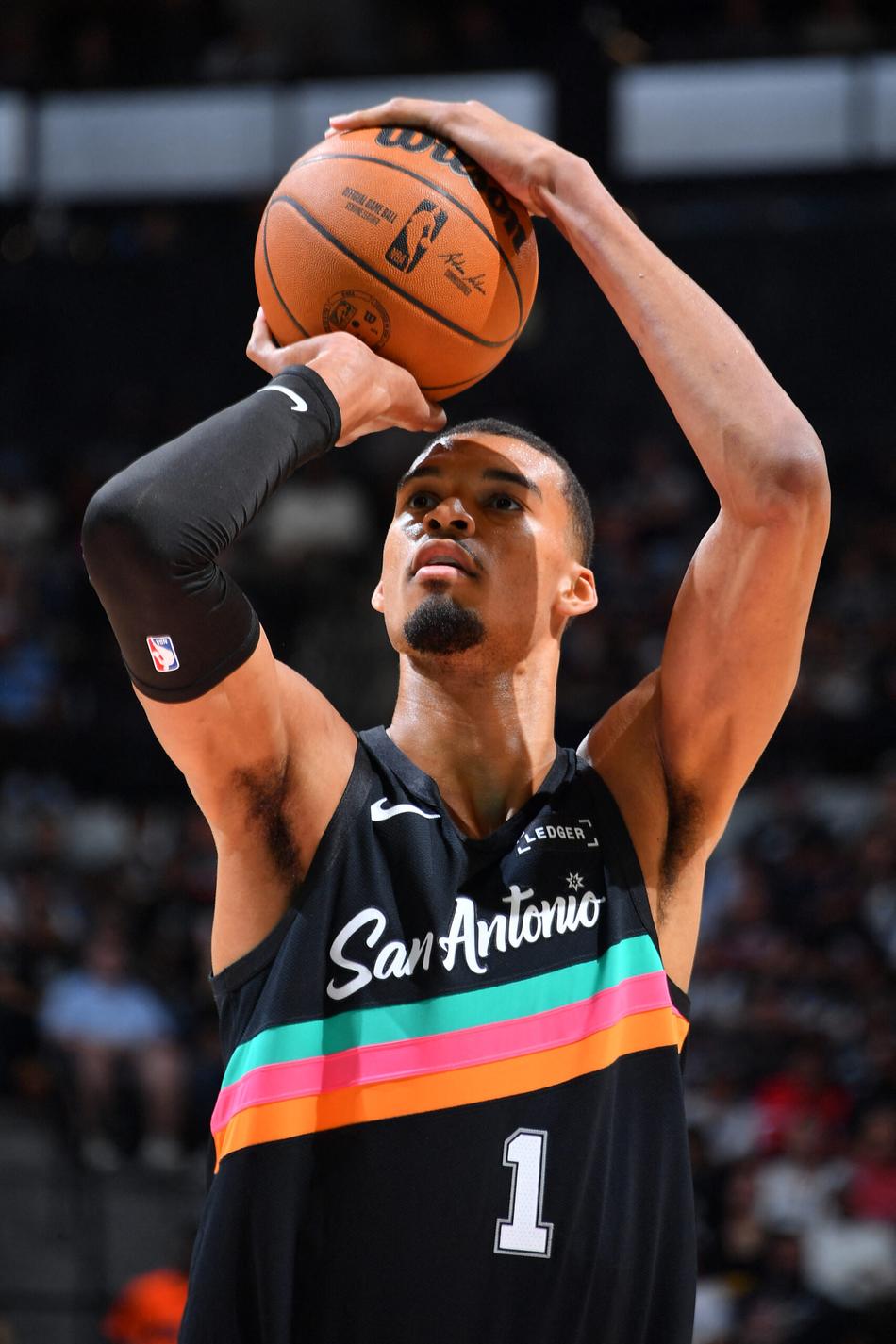 San Antonio, 10/04/2026: Victor Wembanyama (#1), do Spurs, cobra lance livre contra Mavericks no Frost Bank Center. (Foto: Michael Gonzales/NBAE/Getty Images via AFP)