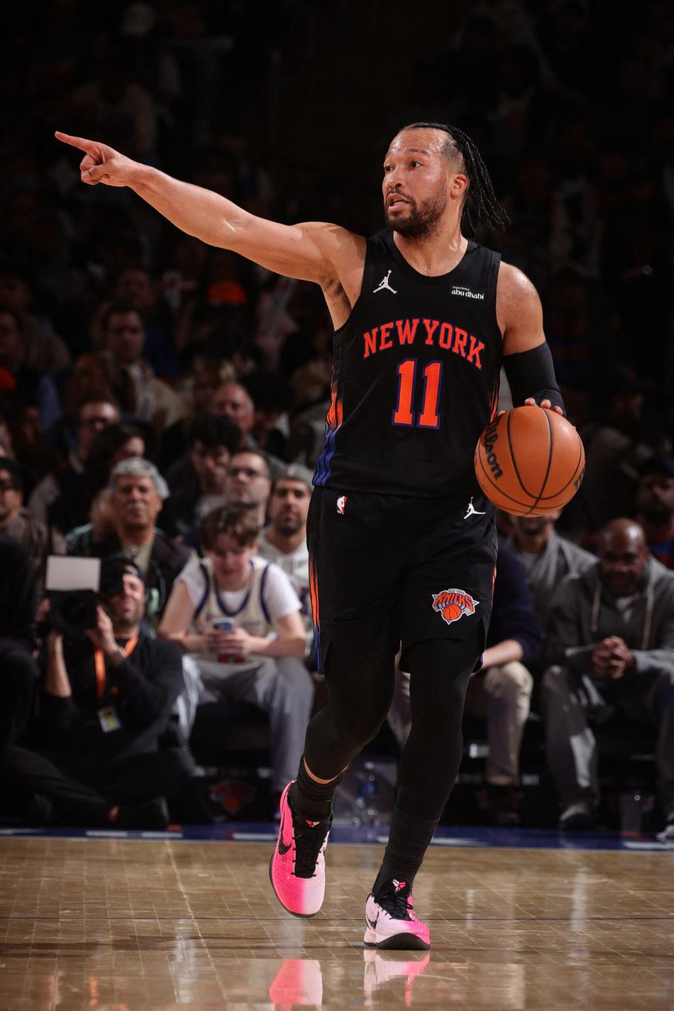 Nova York, 10/04/2026: Jalen Brunson (#11), do Knicks, dribla Raptors Madison Square Garden. (Foto: Nathaniel S. Butler/NBAE/Getty Images via AFP)