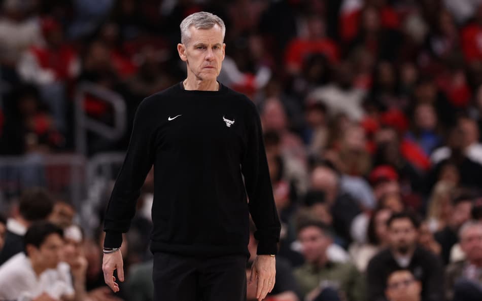 Técnico Billy Donovan, do Bulls, observa partida contra o Orlando Magic pela temporada regular da NBA (Foto: Geoff stellfox/Getty images/Afp)