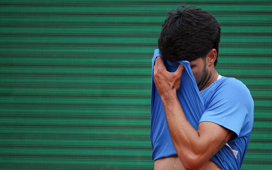 Espanhol Carlos Alcaraz durante a final do Masters 1000 de Monte Carlo contra Jannik Sinner, na França. (Foto: Valery Hache/AFP)