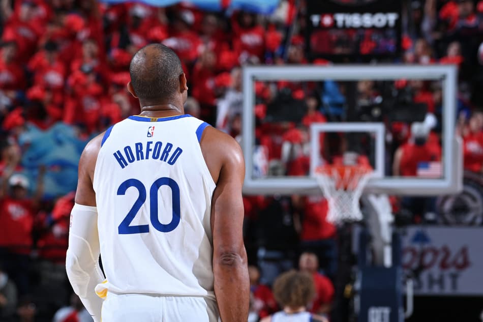 LOS ANGELES, CA - 15 de abril: Al Horford (#20), do Golden State Warriors, observa durante jogo contra o LA Clippers, em 15 de abril de 2026, na Crypto.com Arena, em Los Angeles, Califórnia. (Foto: Juan ocampo/nbae/getty images via afp)