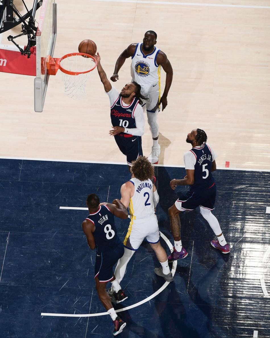 INGLEWOOD, CA - 15 de abril: Darius Garland (#10), do LA Clippers, parte para a cesta em jogo contra o Golden State Warriors no SoFi Play-In Tournament, em 15 de abril de 2026, no Intuit Dome, em Los Angeles. (Foto: Adam pantozzi/nbae/getty images via afp)