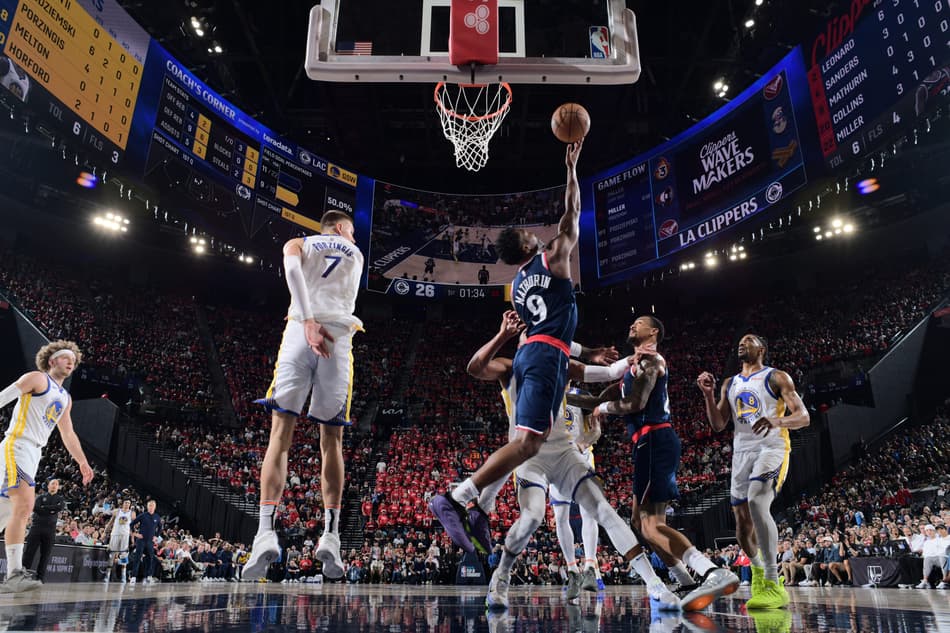 INGLEWOOD, CA - 15 de abril: Bennedict Mathurin (#9), do LA Clippers, parte para a cesta em jogo contra o Golden State Warriors no SoFi Play-In Tournament, em 15 de abril de 2026, no Intuit Dome, em Los Angeles. (Foto: Adam pantozzi/nbae/getty images via afp)