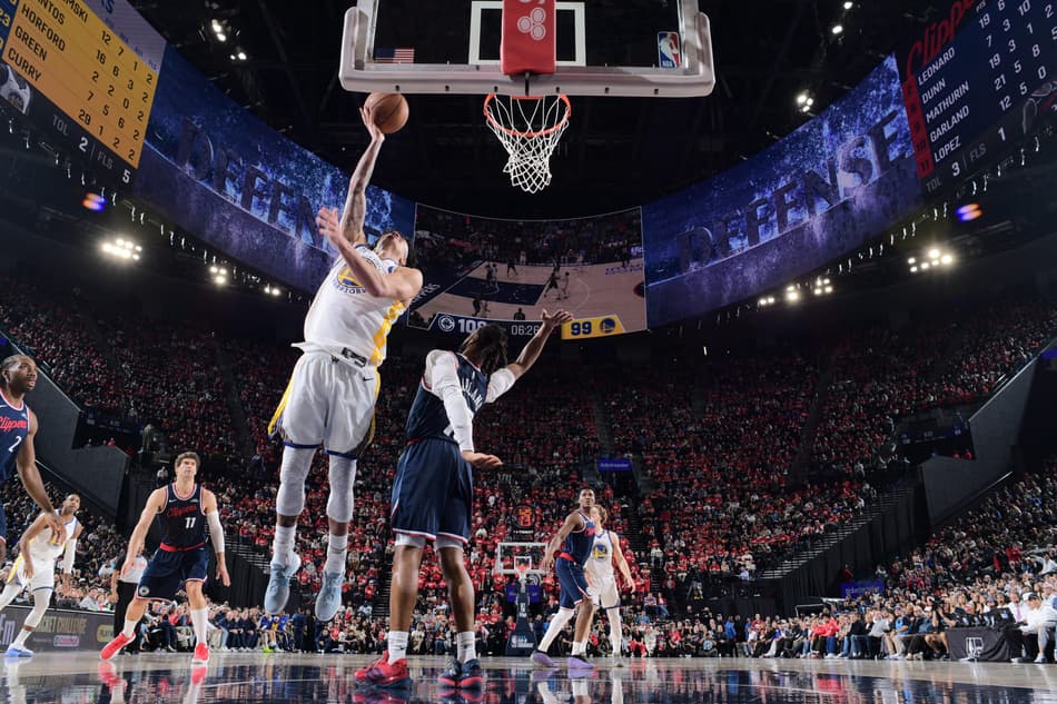 INGLEWOOD, CA - 15 de abril: Stephen Curry (#30), do Golden State Warriors, parte para a cesta em jogo contra o LA Clippers no SoFi Play-In Tournament, em 15 de abril de 2026, no Intuit Dome, em Los Angeles. (Foto: Adam pantozzi/nbae/getty images via afp)