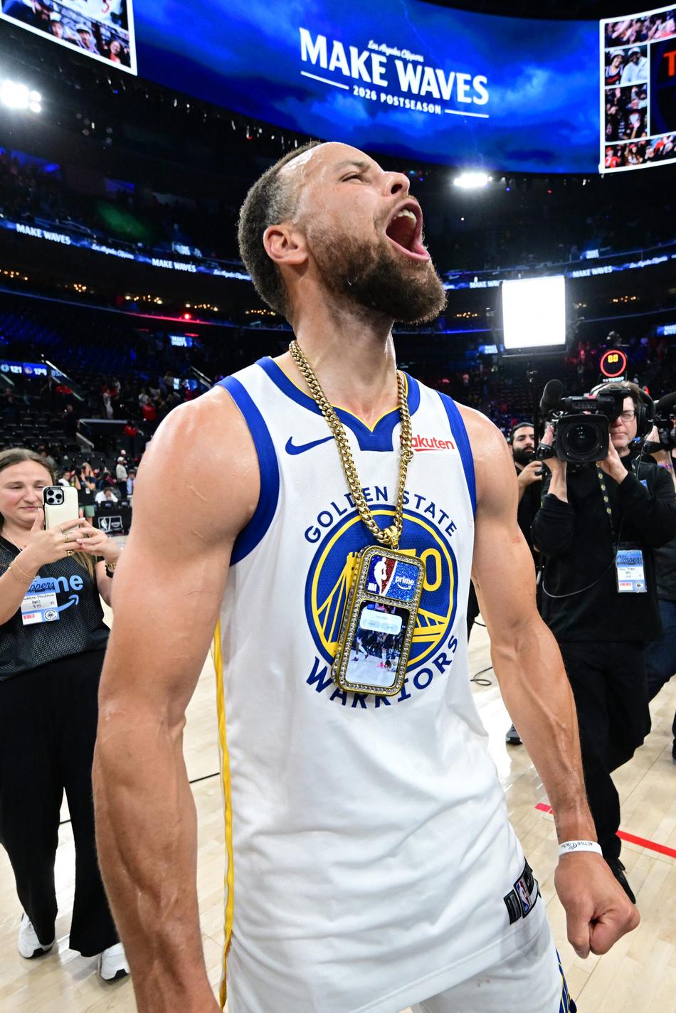 INGLEWOOD, CA - 15 de abril: Stephen Curry (#30), do Golden State Warriors, comemora após o jogo contra o LA Clippers no SoFi Play-In Tournament, em 15 de abril de 2026, no Intuit Dome, em Los Angeles, Califórnia. (Foto: Adam pantozzi/nbae/getty images via afp)