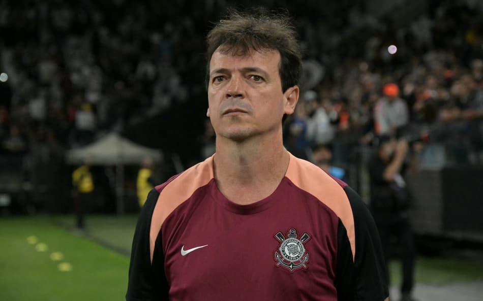 Defesa do Corinthians cresceu com Fernando Diniz (Foto: Nelson Almeida / AFP)