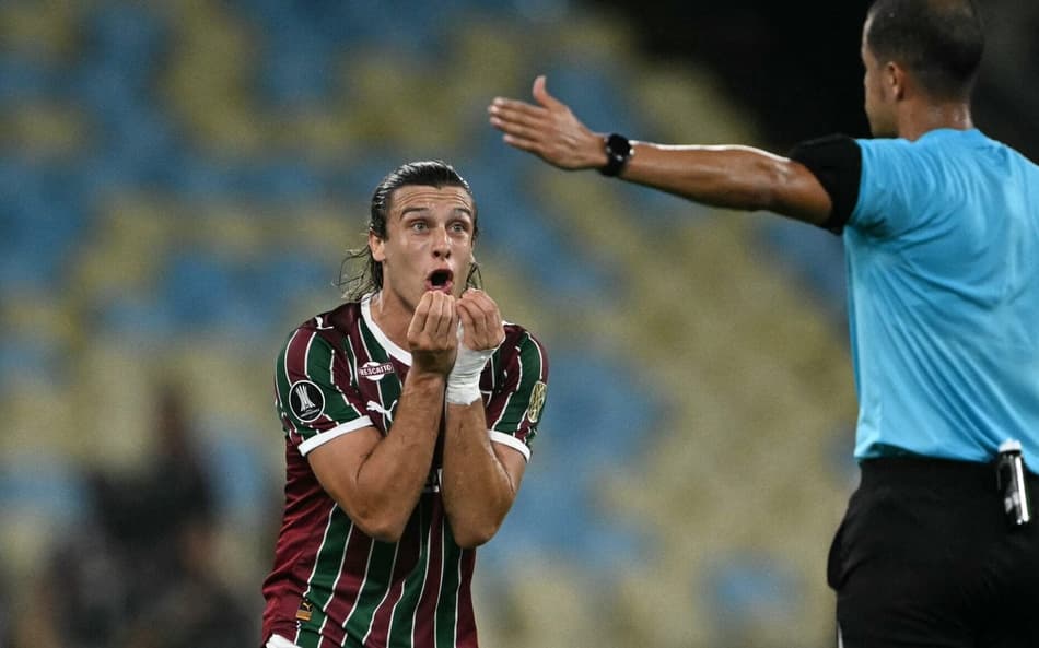 Canobbio reclama com a arbitragem em Fluminense x Independiente Rivadavia (Foto: MAURO PIMENTEL / AFP)
