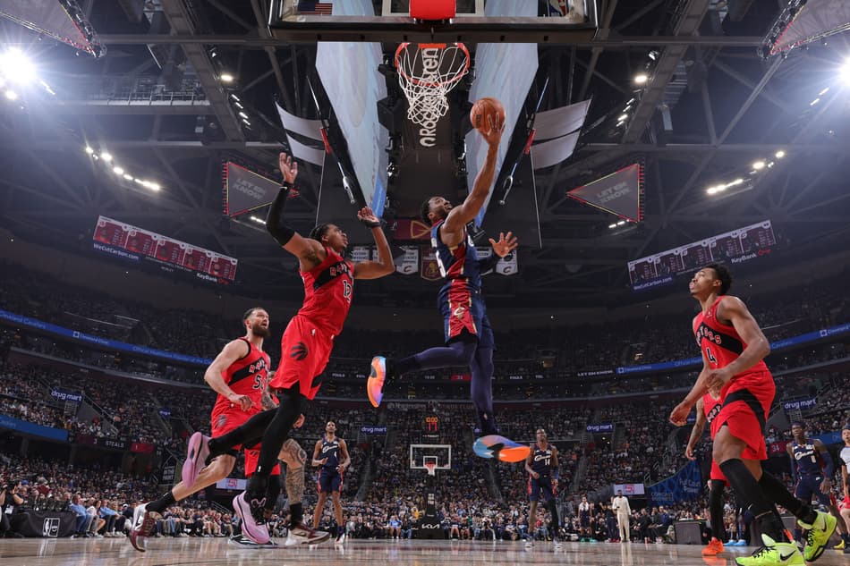 Donovan Mitchell, do Cavaliers, infiltra contra o Raptors no primeiro jogo da rodada inicial dos playoffs (Foto: Jeff haynes/Nbae via getty images/Afp)