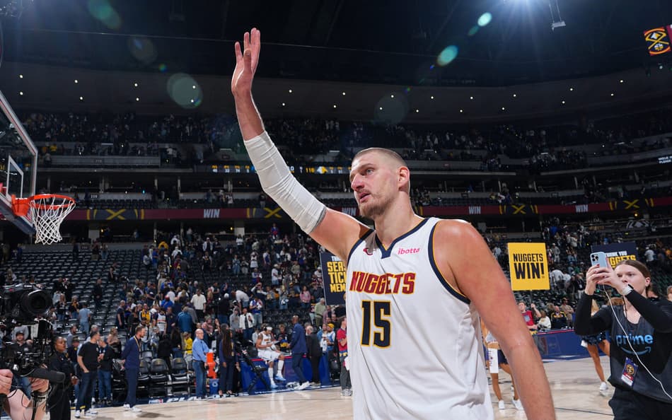Nikola Jokic, do Nuggets, acena após vitória contra o Timberwolves na primeira rodada dos playoffs (Foto: Garrett ellwood/Nbae via getty images/Afp)