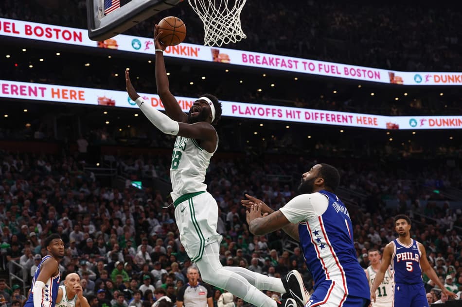 Neemias Queta, do Celtics, faz bandeja contra Andre Drummond, do 76ers, na primeira rodada dos playoffs (Foto: Winslow townson/Getty images/Afp)