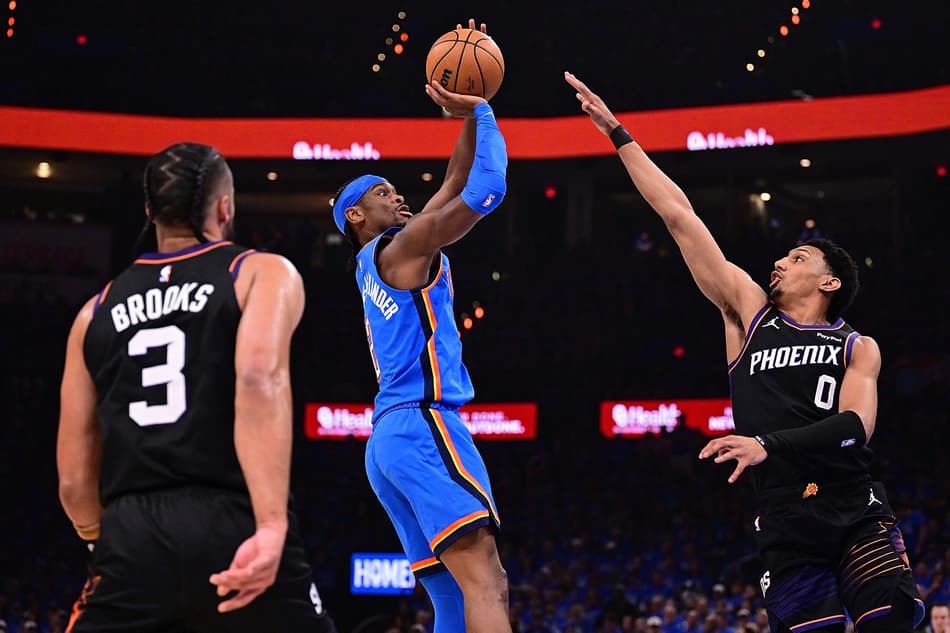 Shai Gilgeous-Alexander, do Thunder, tenta arremesso contra Ryan Dunn, do Suns, pelos playoffs da NBA (Foto: Joshua gateley/Getty images/Afp)