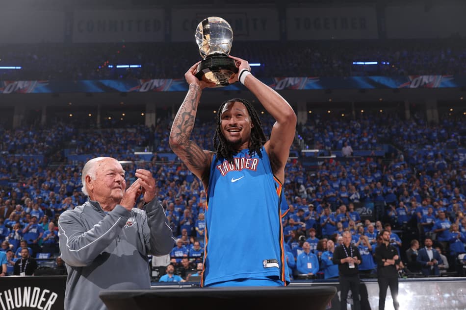Jaylin Williams, do Thunder, posa com troféu antes de jogo contra o Suns pelos playoffs da NBA (Foto: Zach beeker/Nbae via getty images/Afp)