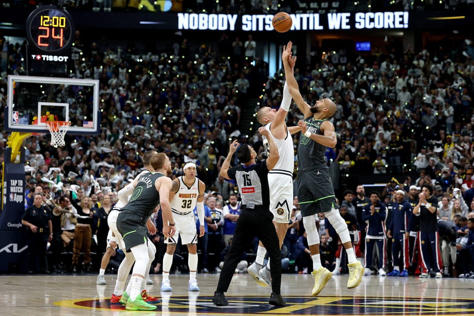 Nikola Jokic, do Nuggets, disputa bola com Rudy Gobert, do Timberwolves, no início dos playoffs (Foto: Matthew stockman/Getty images/Afp)