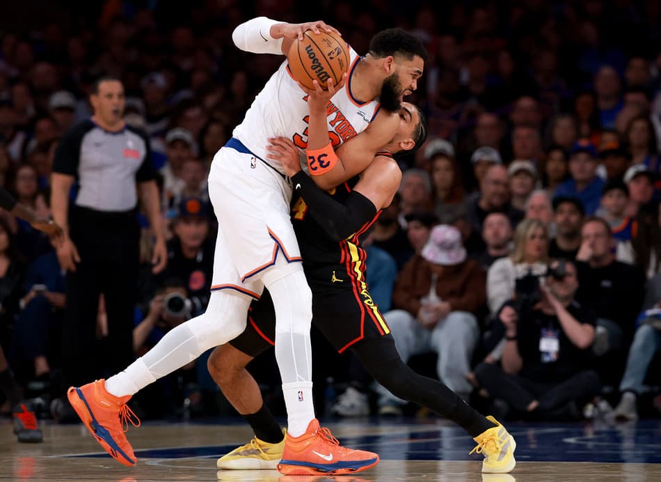 Karl-Anthony Towns, do Knicks, tenta passar por Gabe Vincent, do Hawks, no jogo um dos playoffs (Foto: Elsa/Getty images/Afp)