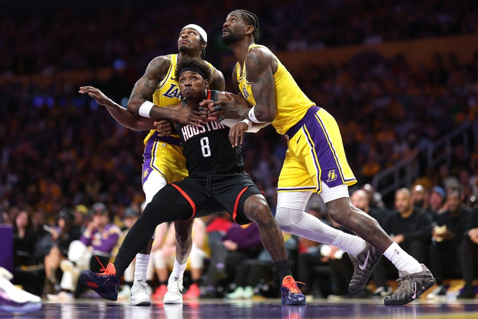 Jarred Vanderbilt e Deandre Ayton, do Lakers, disputam rebote com Jae'sean Tate, do Rockets, nos playoffs (Foto: Sean m. haffey/Getty images/Afp)