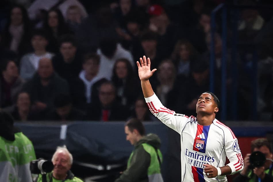 Endrick comemora gol marcado em PSG x Lyon (Foto: FRANCK FIFE / AFP)