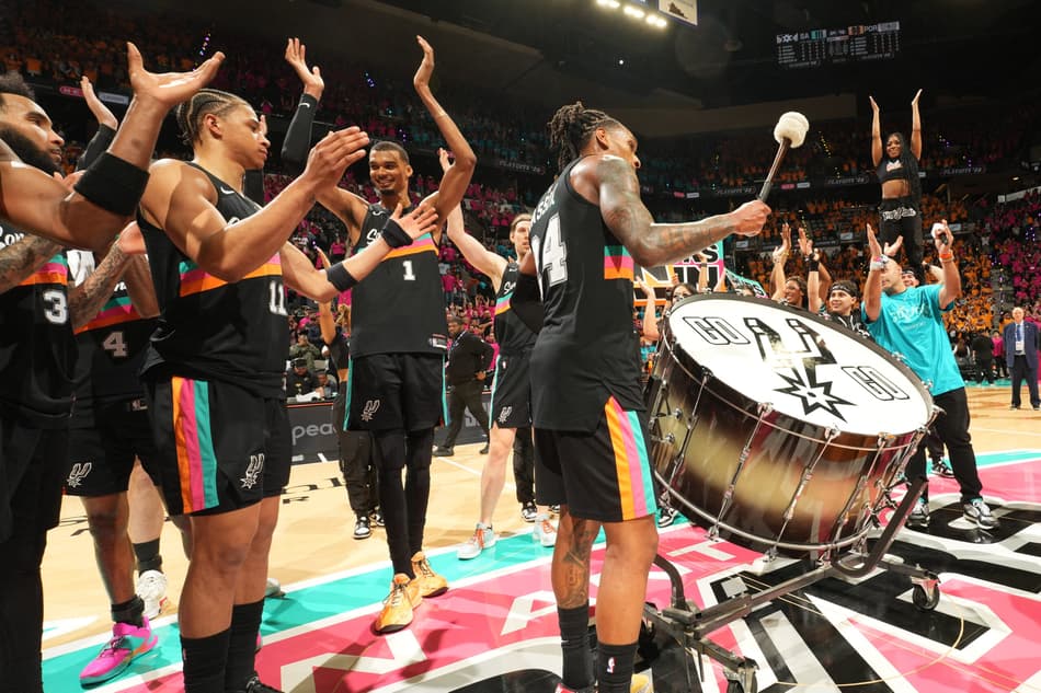 Devin Vassell, do Spurs, toca tambor após vitória contra o Trail Blazers na abertura dos playoffs (Foto: Jesse d. garrabrant/Nbae via getty images/Afp)