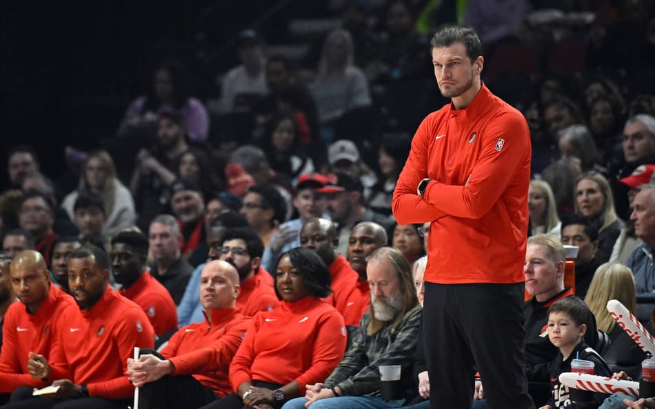 Tiago Splitter, técnico do Trail Blazers, observa jogo contra o Jazz pela temporada regular da NBA (Foto: David dow/Nbae via getty images/Afp)