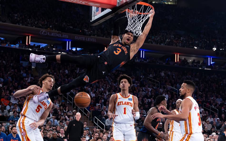Josh Hart, do Knicks, enterra contra o Hawks no jogo dois da primeira rodada dos playoffs (Foto: Al bello/Getty images/Afp)