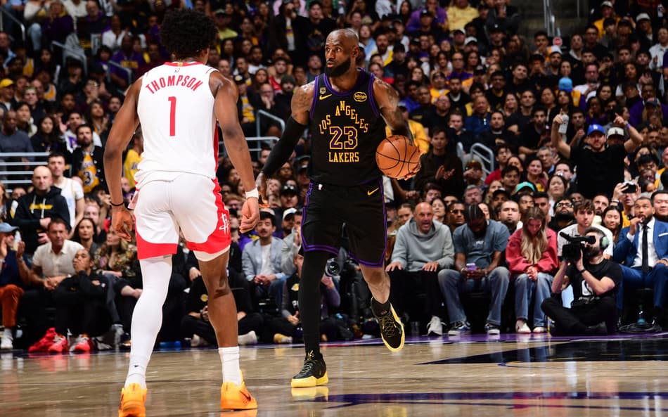 LeBron James, do Lakers, conduz a bola contra o Rockets no jogo dois da primeira rodada dos playoffs (Foto: Adam pantozzi/Nbae via getty images/Afp)