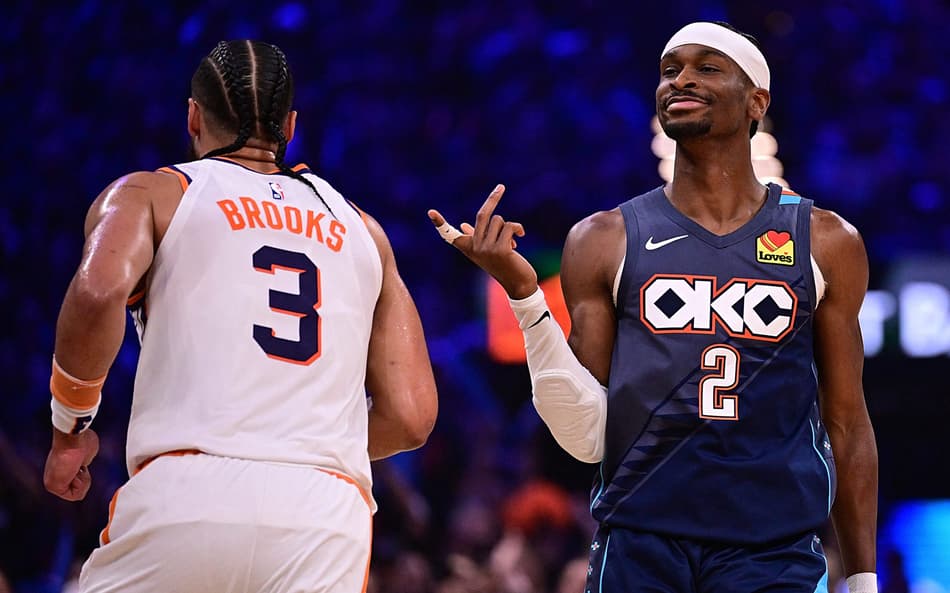 Shai Gilgeous-Alexander, do Thunder, gesticula para Dillon Brooks, do Suns, no Jogo 2 da 1ª rodada dos playoffs do Oeste no Paycom Center. (Foto: Joshua Gateley/Getty Images/AFP)