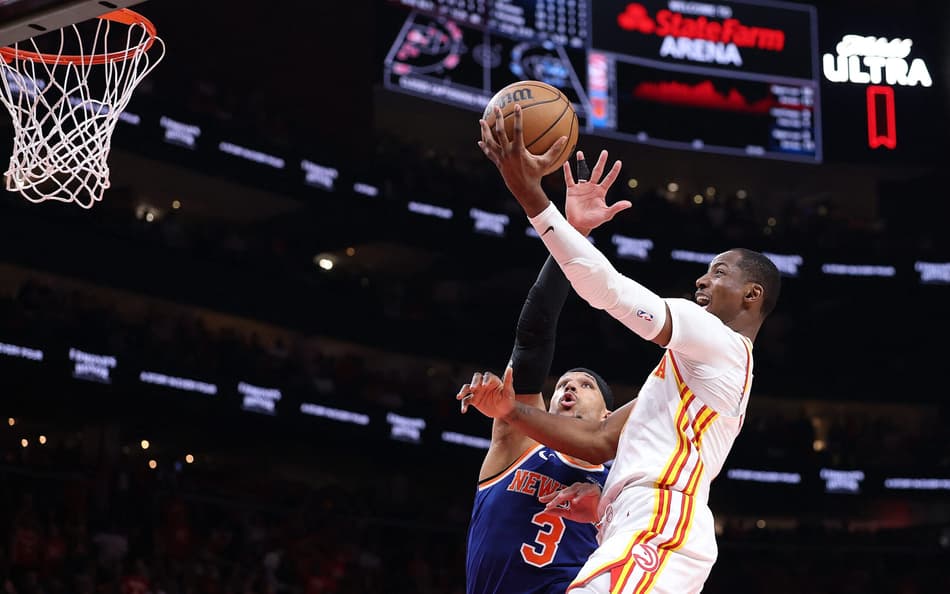 Jonathan Kuminga, do Hawks, infiltra contra Josh Hart, do Knicks, no jogo três da primeira rodada dos playoffs (Foto: Kevin C. Cox/Getty images/Afp)