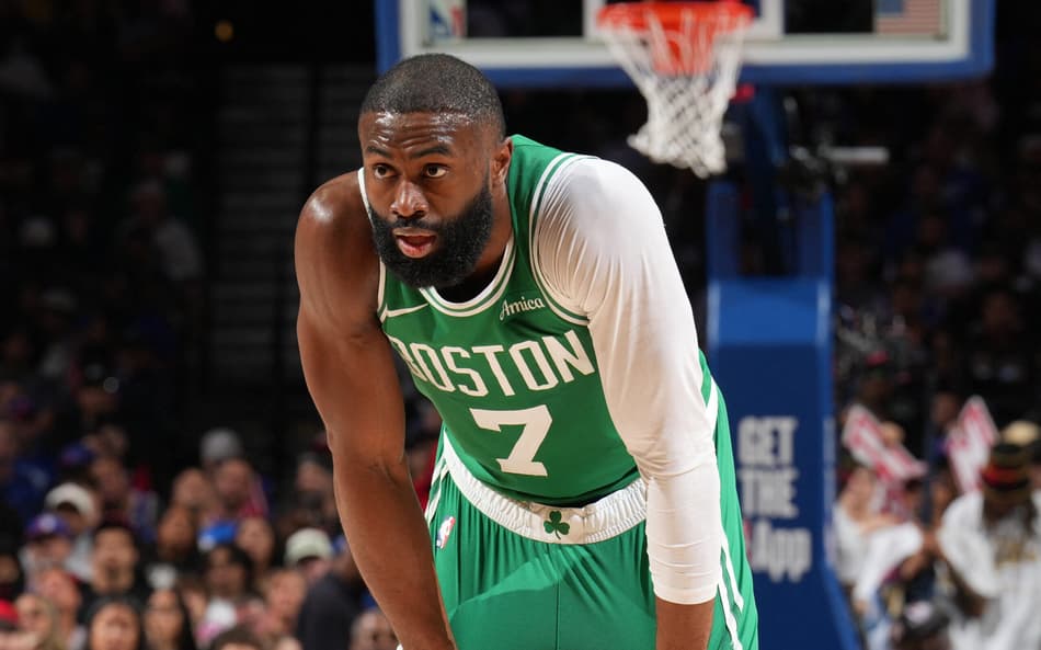 Jaylen Brown, do Celtics, observa partida contra o 76ers no jogo três da primeira rodada dos playoffs da NBA (Foto: Jesse D. Garrabrant/Nbae via getty images/Afp)
